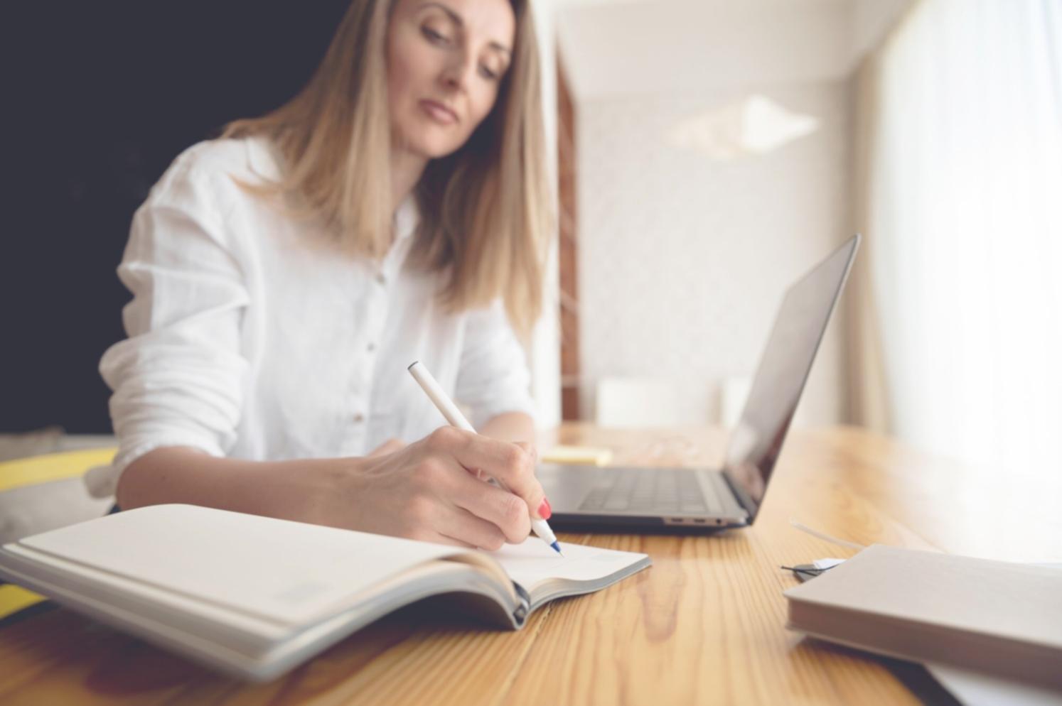 Taschenrechner und Finanzunterlagen