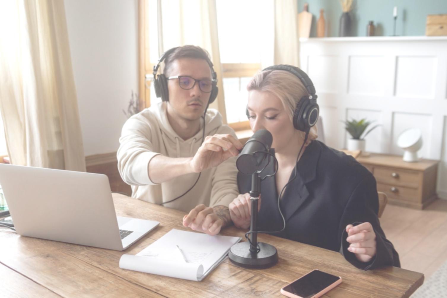 Moderne Lernumgebung mit digitalen Tools für Finanzbildung