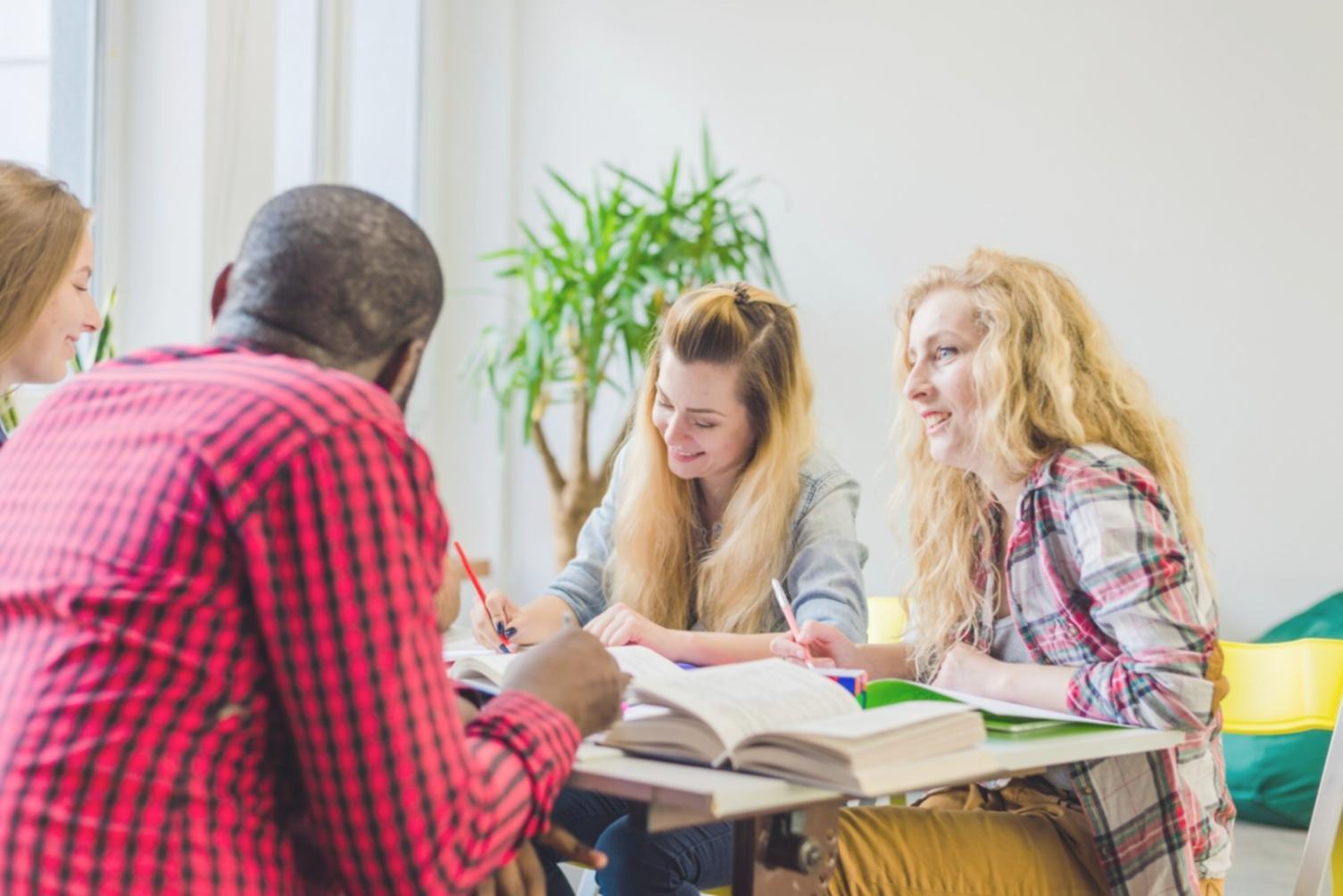 Sparschwein und Münzen auf dem Tisch